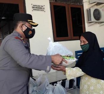 Kapolsekta Telukbetung Utara Bagikan Sembako